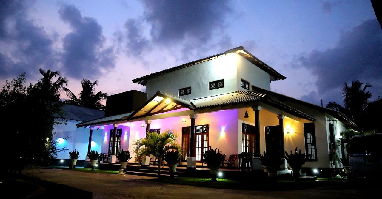 Grand Hilton Hotel Negombo Exterior photo